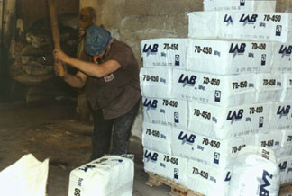 “Safe Use” of Canadian asbestos in Brazil – breaking open the bags. F. Giannasi photo.