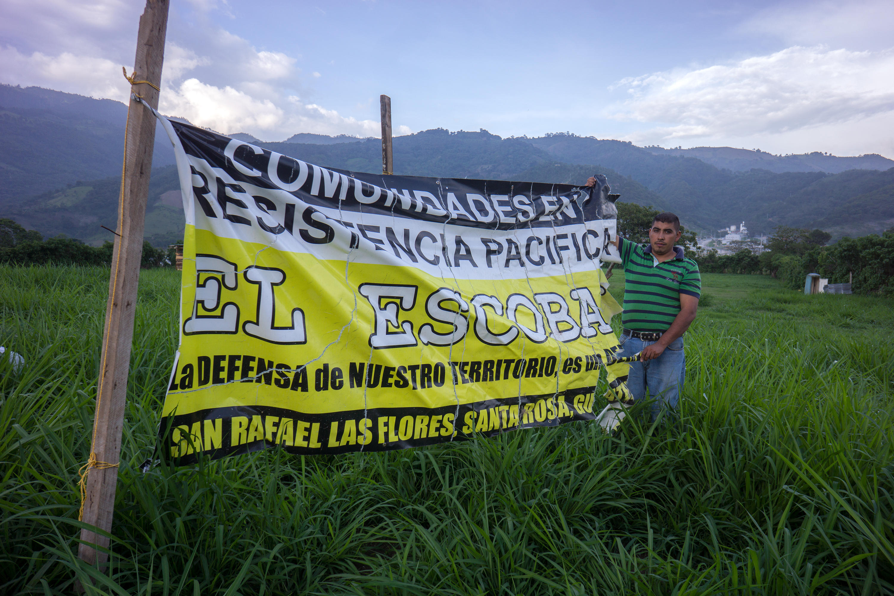 Escobal opposition banner