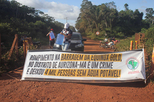 Banner of people affected by Aurizona mine spill (MAB photo).